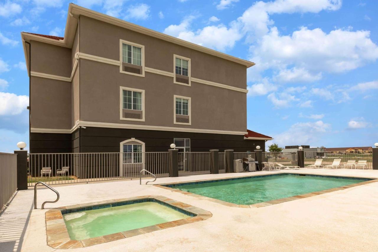 Hotel La Quinta By Wyndham Bridgeport Exterior foto